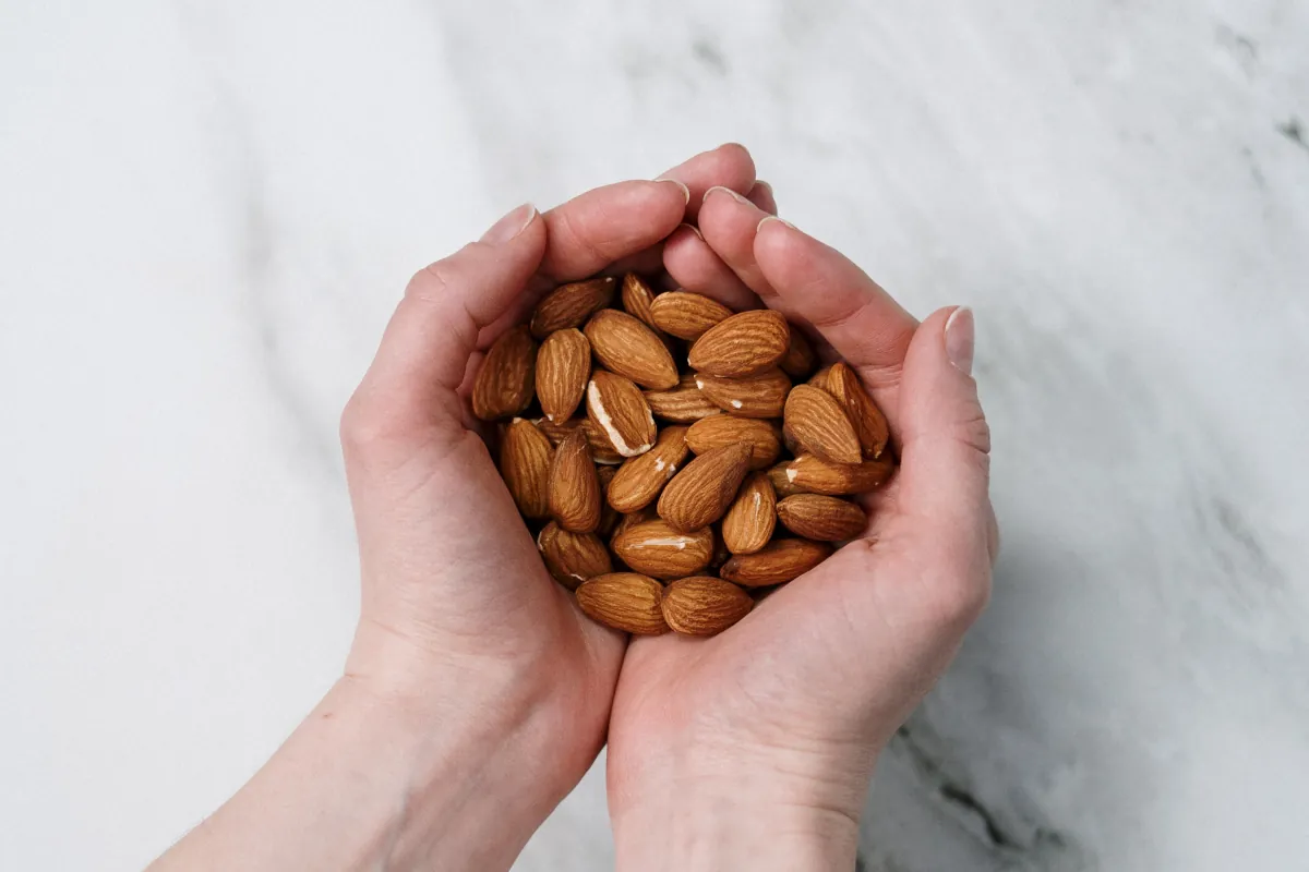 mandorle-mano-sicilia